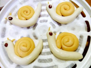 15、花样馒头~小蜗牛馒头,放在蜗牛头部，放在蒸笼上，醒发十分钟左右