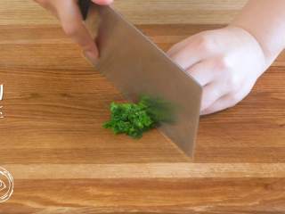 2、7m+猪肝青菜粥（宝宝辅食）,捞出，切碎~