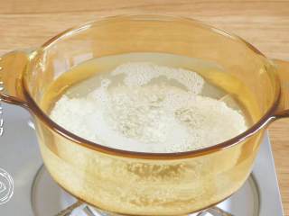 3、7m+猪肝青菜粥（宝宝辅食）,凉水上锅，放入大米煮粥~