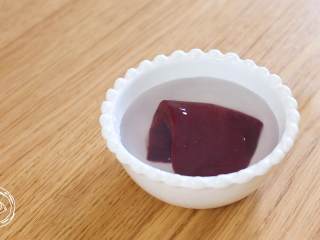 4、7m+猪肝青菜粥（宝宝辅食）,猪肝放入碗中，加清水没过就可以~