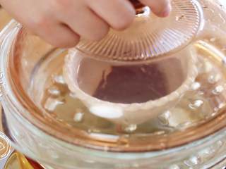 5、7m+猪肝青菜粥（宝宝辅食）,然后，上锅隔水炖蒸，这样猪肝会受热更均匀，炖三十分钟左右~