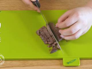 6、7m+猪肝青菜粥（宝宝辅食）,蒸好捞出，猪肝切成小块~