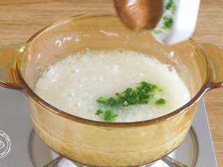 8、7m+猪肝青菜粥（宝宝辅食）,等米粥煮到粘稠，放入小白菜碎~