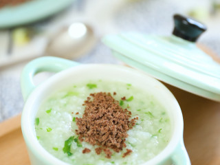 10、7m+猪肝青菜粥（宝宝辅食）,配上一勺打好的猪肝泥，就可以吃啦~