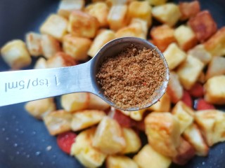 12、孜然火腿馒头丁,孜然粉。