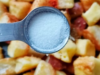 15、孜然火腿馒头丁,盐，充分拌匀。