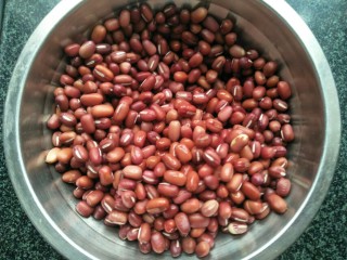 1、红豆芋圆,红豆洗干净放入适量的水浸泡过夜。