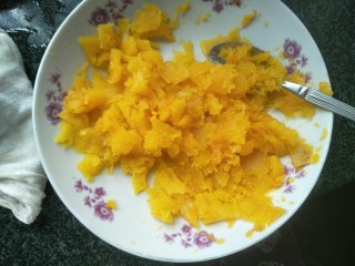 5、红豆芋圆,趁热将南瓜搅成南瓜泥。