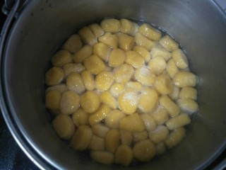 12、红豆芋圆,锅内放入适量的水，水煮沸后放入芋圆煮到芋圆浮起来放入饮用水中浸泡一会会让芋圆更Q弹，最后将红豆汤水与芋圆盛在碗中即可。