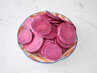 2、紫薯披萨,紫薯去皮洗净切成薄片