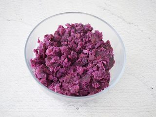 4、紫薯披萨,把蒸熟的紫薯放入容器中