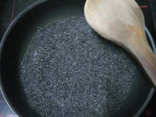 1、芝麻糊,清洗一下黑芝麻，再放入烤箱烘干好，取出来，放在窝里炒香即可！最后放入料理机打碎，成粉！待用！