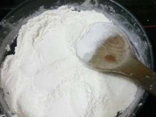 2、芝麻糊,糯米粉炒微黄即可