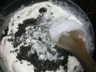 3、芝麻糊,打碎的芝麻粉与炒好的糯米粉混合，炒一会就可以啦！