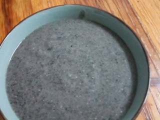 4、芝麻糊,冰糖一颗，放在适量的水用煮融，最后放入混合好的芝麻粉，微????搅拌成糊即可