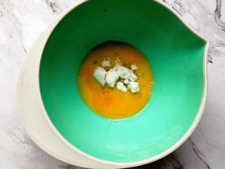 2、爆浆蓝莓蛋糕,倒入细砂糖