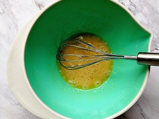 3、爆浆蓝莓蛋糕,搅拌均匀