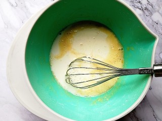 5、爆浆蓝莓蛋糕,倒入牛奶和淡奶油