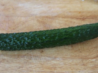 5、幸福便当~沙拉烤肉拌饭,黄瓜一根洗净