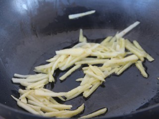 8、幸福便当~沙拉烤肉拌饭,锅内热油,炒土豆丝