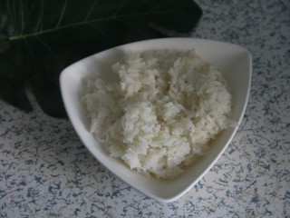 11、幸福便当~沙拉烤肉拌饭,准备一碗米饭