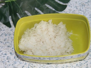 12、幸福便当~沙拉烤肉拌饭,放入饭盒