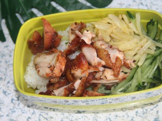 15、幸福便当~沙拉烤肉拌饭,接着放烤肉