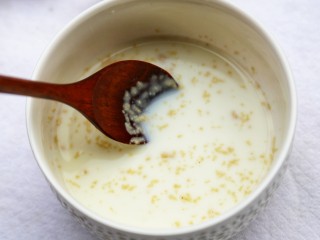 3、奶香小馒头【无水无油平底锅版】,充分搅拌均匀。