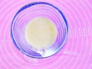 8、奶香小馒头【无水无油平底锅版】,揉好的面团盖上保鲜膜。