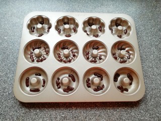 8、双色甜甜圈,先随意挤入可可蛋糊。