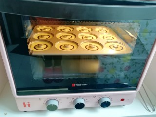 11、双色甜甜圈,上下管165度烤20分钟左右。