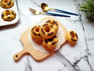 13、双色甜甜圈,完整脱模。