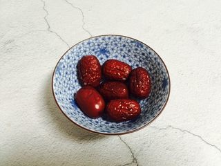 2、红枣花生黑小米粥,红枣六颗