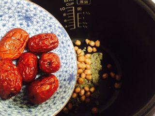 6、红枣花生黑小米粥,红枣清洗干净倒入电饭煲内胆