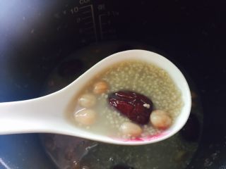 10、红枣花生黑小米粥,待时间到后再焖五分钟,粘稠香甜的黑小米粥熬好了。