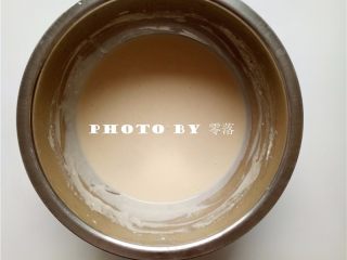 1、三丝卷饼,面粉同适量清水、鸡蛋、盐混合,搅拌均匀后,静置片刻;