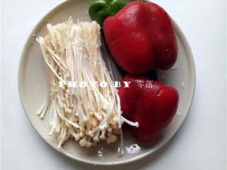 2、三丝卷饼,青椒、甜椒去蒂去籽,洗净;金针菇剪去根部,洗净;