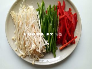3、三丝卷饼,青椒、甜椒分别切丝;金针菇撕成条状;