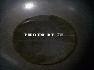 4、三丝卷饼,炒锅烧热后,倒入适量植物油继续烧热;
