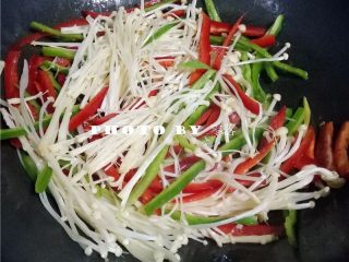 5、三丝卷饼,放入青椒、甜椒翻炒,再放入金针菇继续翻炒;