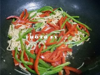 6、三丝卷饼,调入适量盐,翻炒均匀,关火;