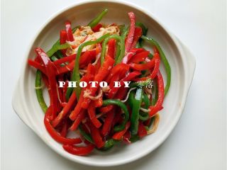 7、三丝卷饼,盛出备用;