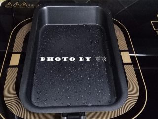 8、三丝卷饼,煎锅抹油;