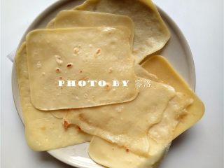 11、三丝卷饼,将饼皮全部煎好;