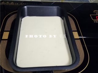 9、三丝卷饼,倒入一层薄薄的面糊,刚好盖住锅底即可;晃动锅子,将面糊摊平;