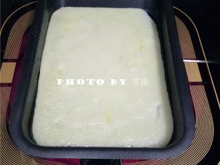 10、三丝卷饼,观察面皮煎至透明、不断冒泡时,翻面煎10秒,关火;