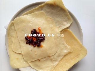 12、三丝卷饼,取一张饼皮,抹上适量香菇酱;