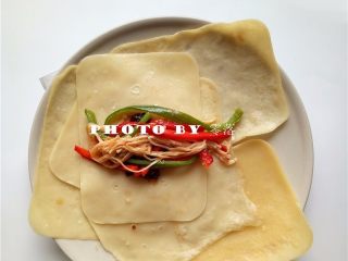 13、三丝卷饼,放入炒好的蔬菜丝;