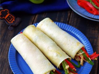 14、三丝卷饼,从一边卷至另一边;【三丝卷饼】做好啦。