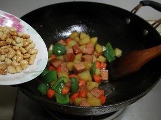 13、西兰花火腿果仁丁,关火，加入花生翻炒均匀即可